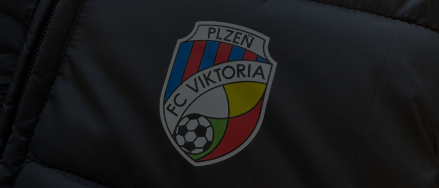 Ztmavený obrázek s logem FC Viktoria Plzeň na prošívané vestě